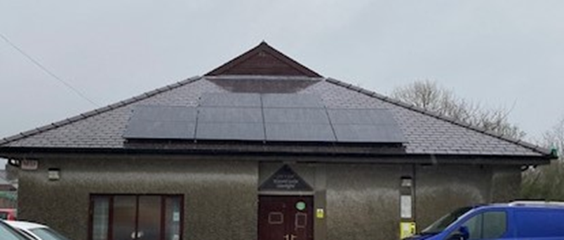 Neuadd Goffa Llanllyfni ar ol cael paneli solar newydd ar y to