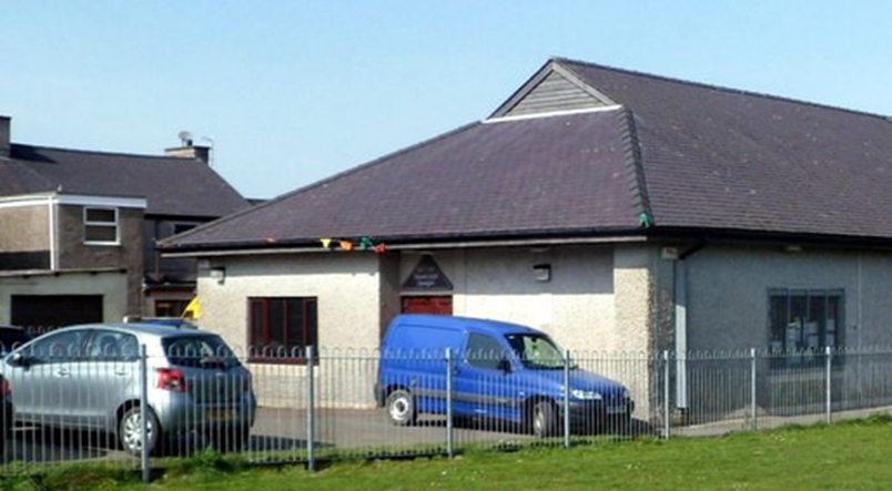 Neuadd Goffa Llanllyfni cyn cael paneli solar newydd ar y to